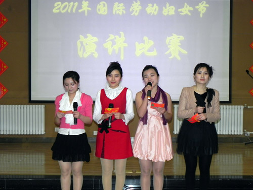 主持人宣布演讲比赛开始