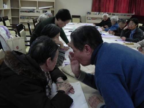 关照“耳背”的徐奶奶